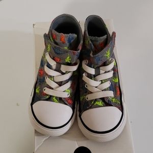 Toddler convers tennis